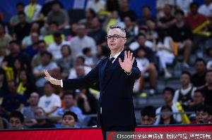 杨鸣：周鹏盖2帽后被换下&弗格下去球队没杀伤 不懂广东主帅思路